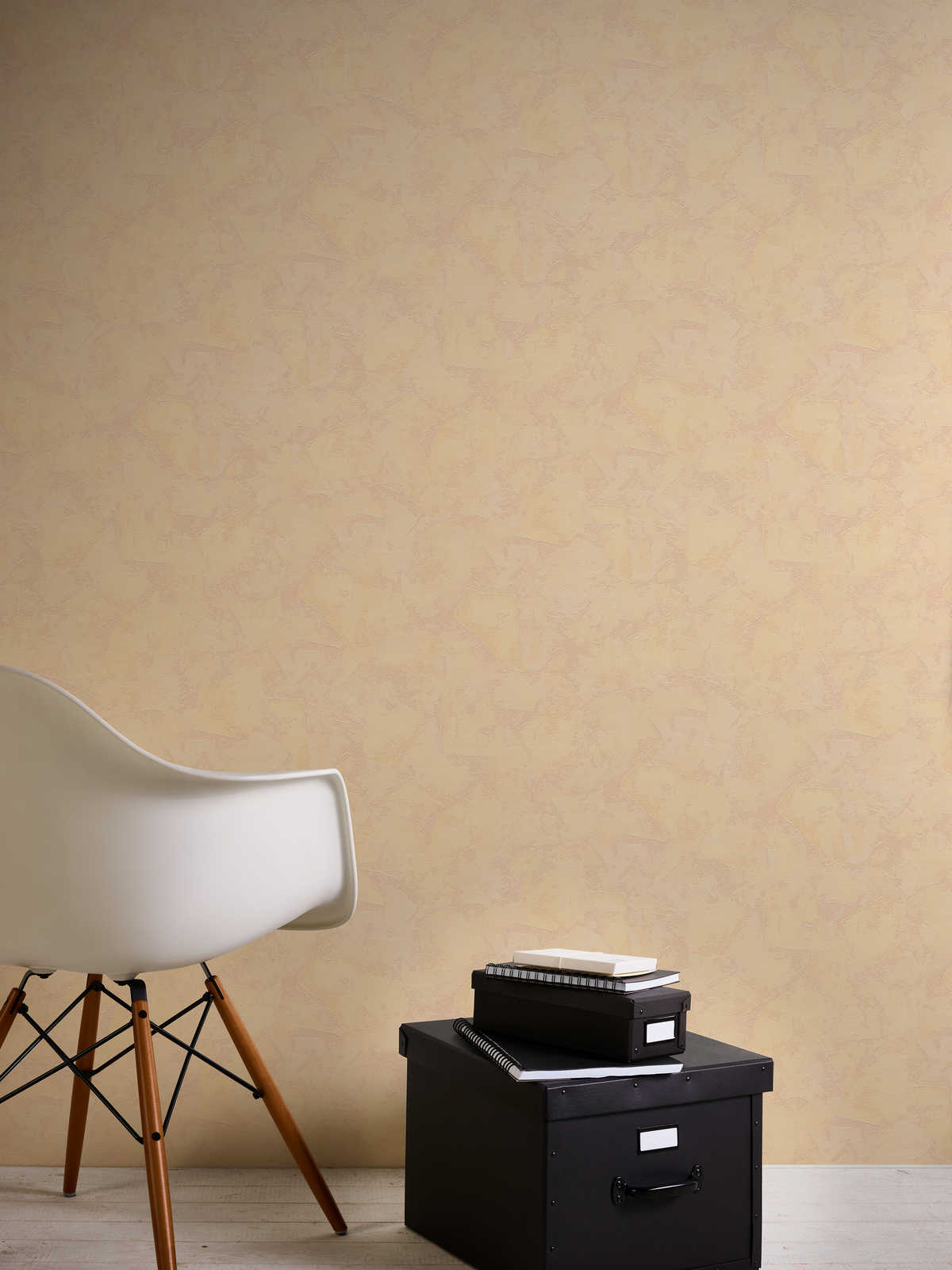 Oranžas apmetuma tapetes ar tekstūru siltai un dzīvīgai telpas atmosfērai