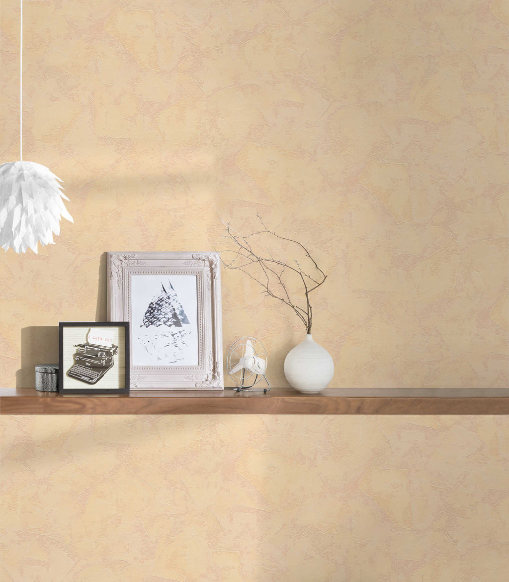 Oranžas apmetuma tapetes ar tekstūru siltai un dzīvīgai telpas atmosfērai