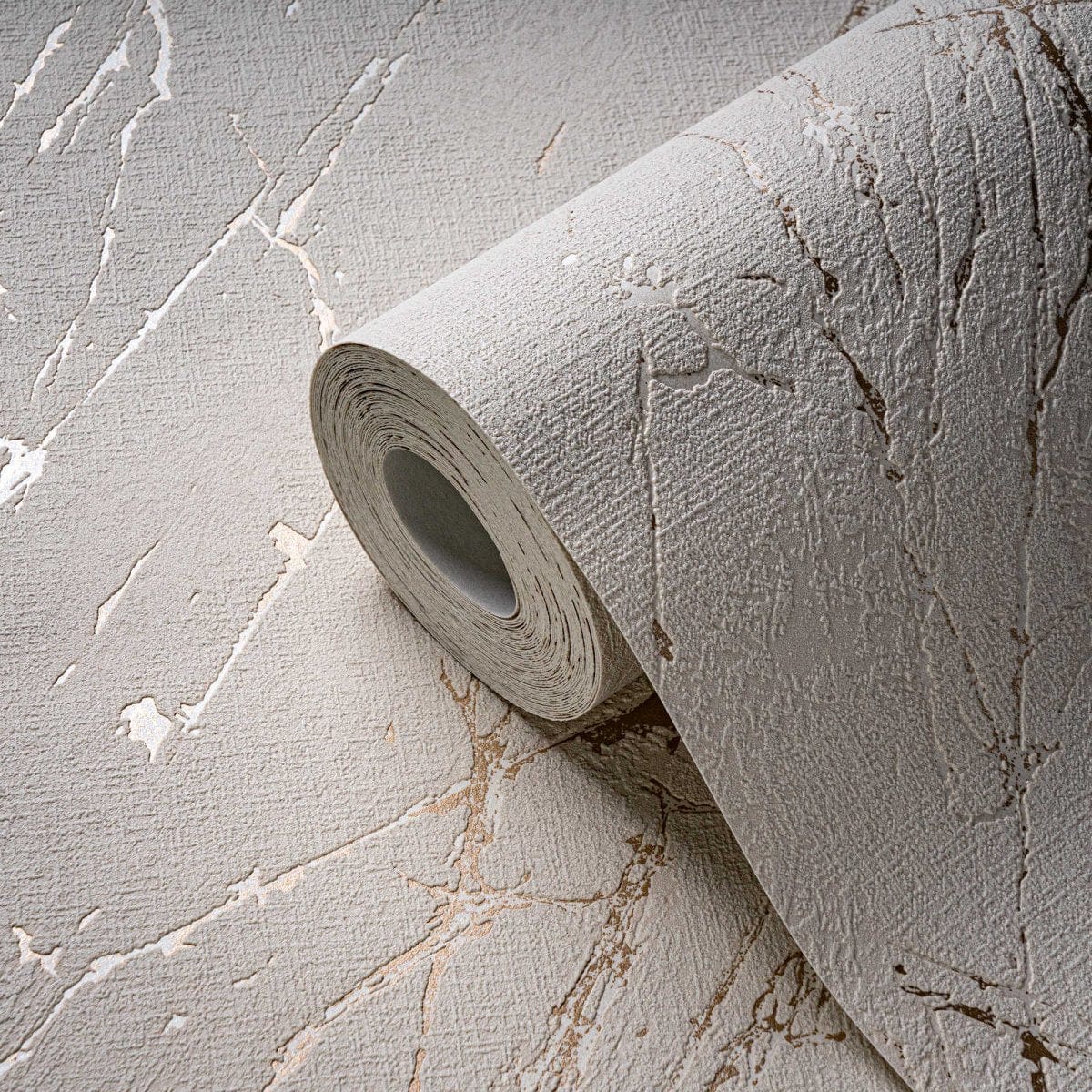 Bēšas tapetes ar zelta efektu modernai klasikas un dizaina kombinācijai