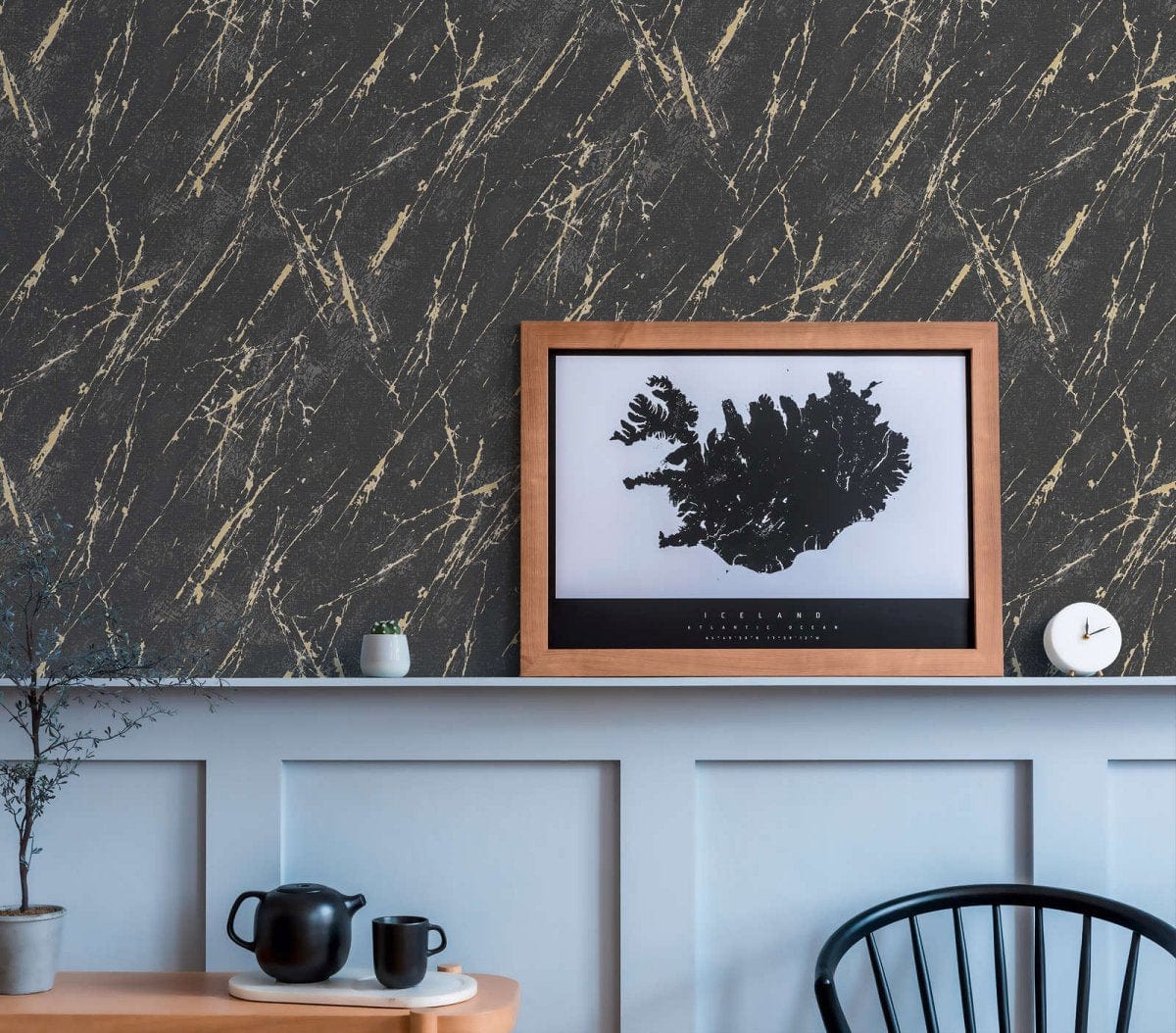 Melnas tapetes ar zelta efektu greznam un luksusa sienas dizainam