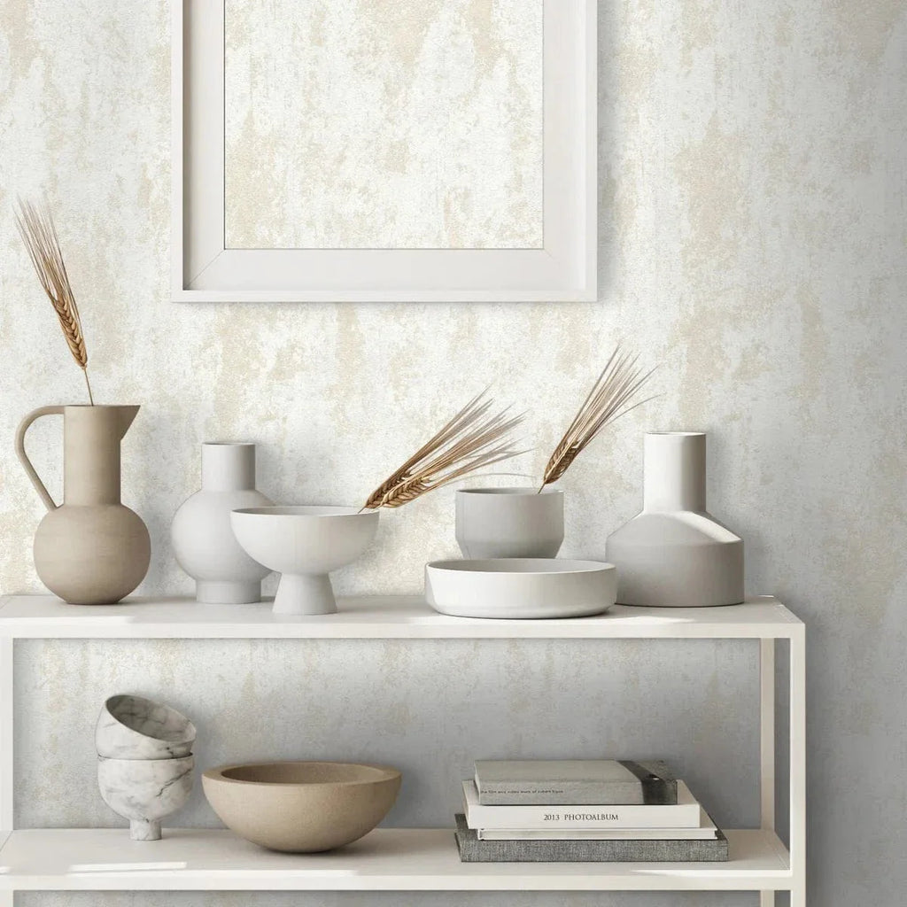 Baltas un krēmkrāsas tapetes ar apmetuma faktūru – gaisīgs un tīrs interjera risinājums  