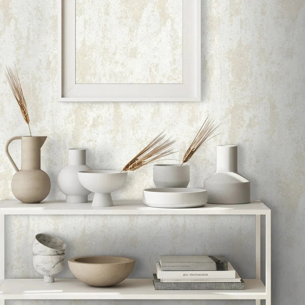 Baltas un krēmkrāsas tapetes ar apmetuma faktūru – gaisīgs un tīrs interjera risinājums  