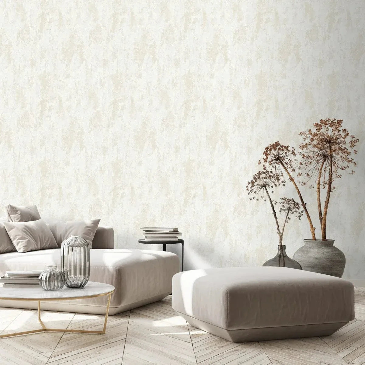 Baltas un krēmkrāsas tapetes ar apmetuma faktūru – gaisīgs un tīrs interjera risinājums  