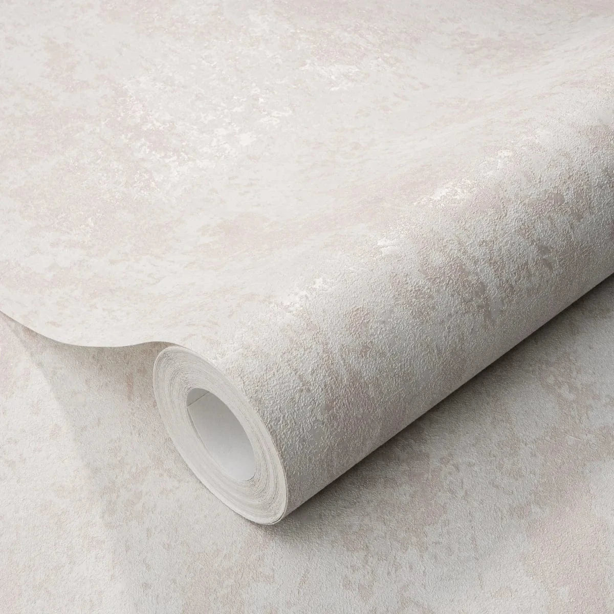 Baltas un krēmkrāsas tapetes ar apmetuma faktūru – gaisīgs un tīrs interjera risinājums  