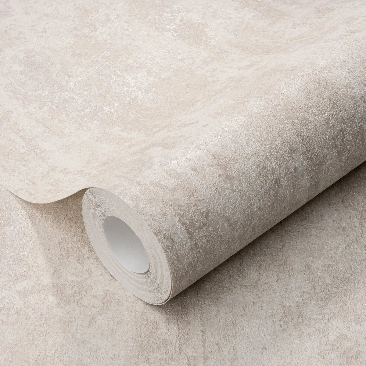 Bēšas tapetes ar apmetuma efektu un spīdumu – eleganta sienas apdare  