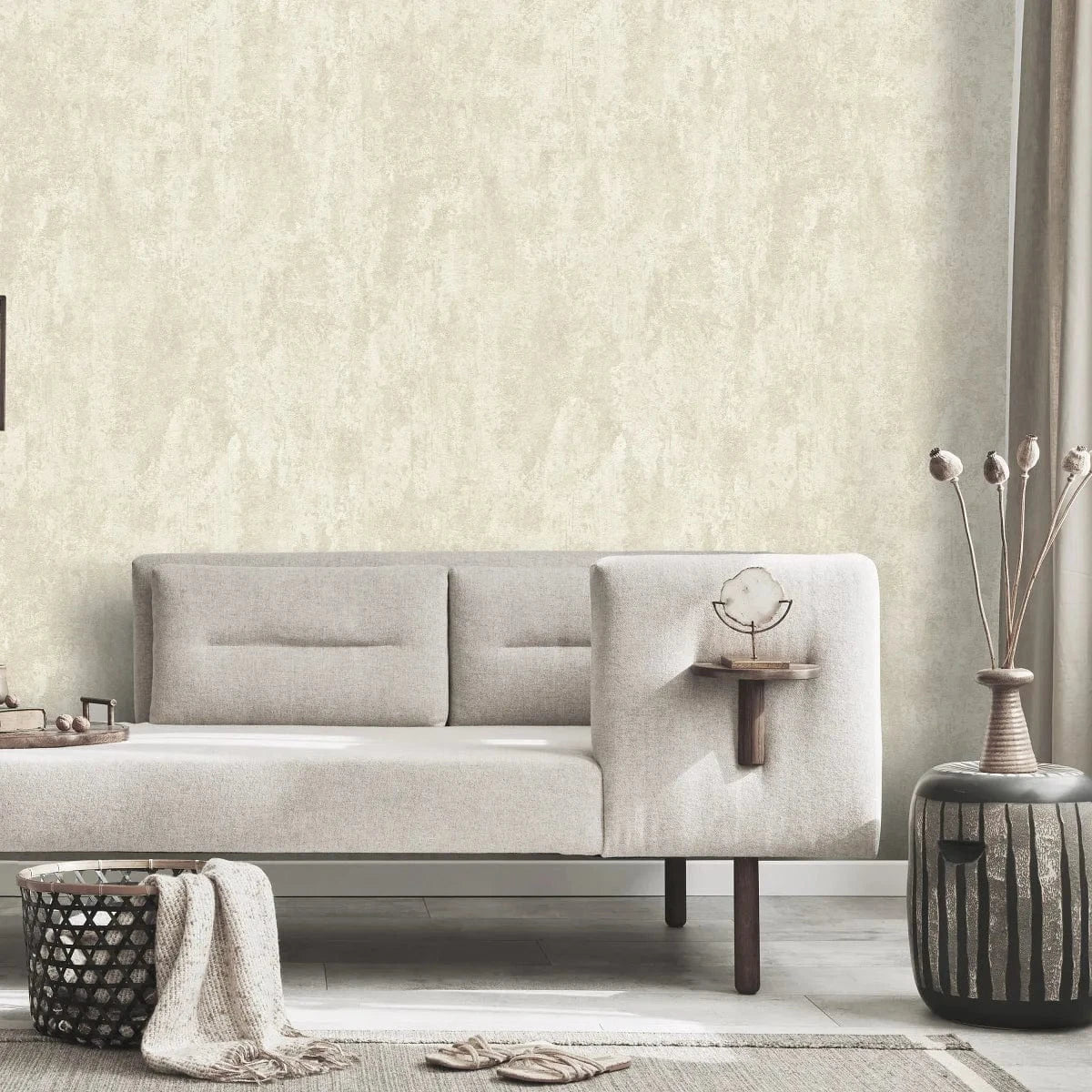 Bēšas tapetes ar apmetuma efektu un spīdumu – eleganta sienas apdare  