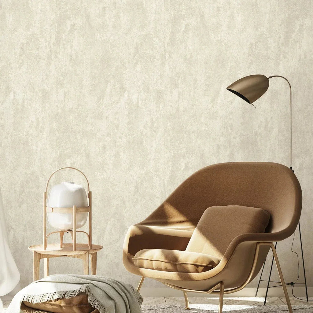 Bēšas tapetes ar apmetuma efektu un spīdumu – eleganta sienas apdare  