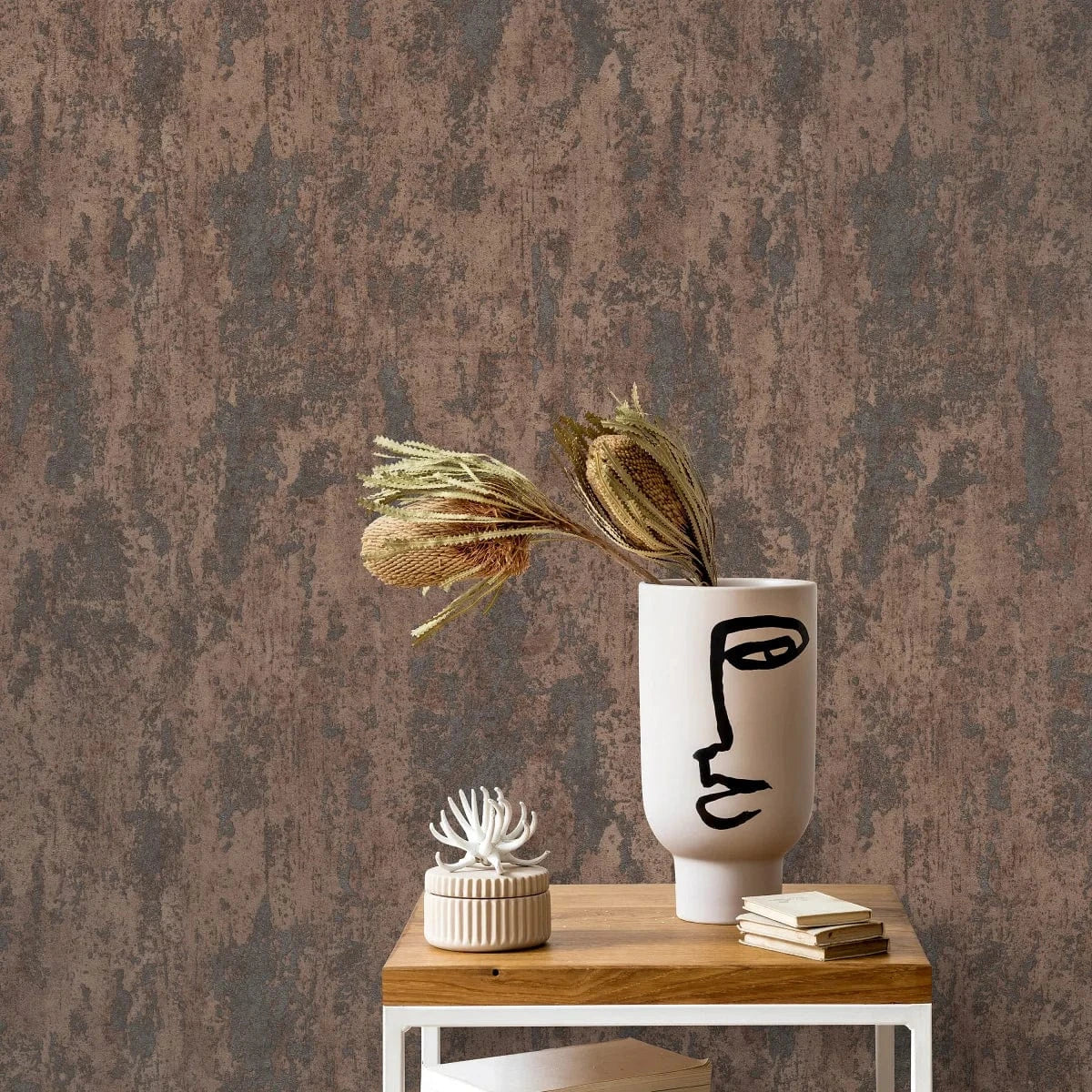 Brūnas tapetes ar apmetuma efektu un vieglu spīdumu – silts dizains telpā  