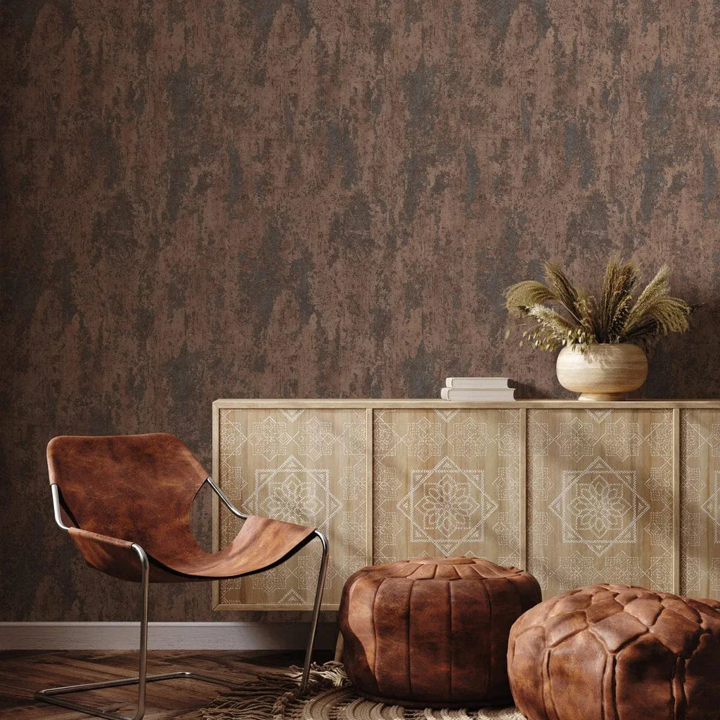 Brūnas tapetes ar apmetuma efektu un vieglu spīdumu – silts dizains telpā  