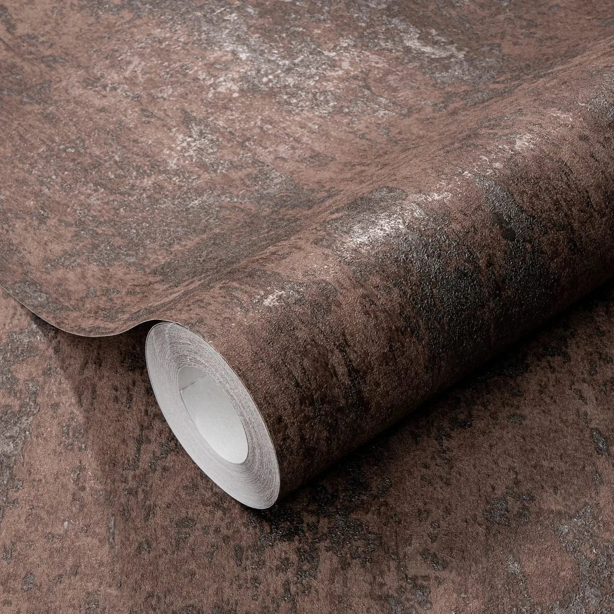 Brūnas tapetes ar apmetuma efektu un vieglu spīdumu – silts dizains telpā  