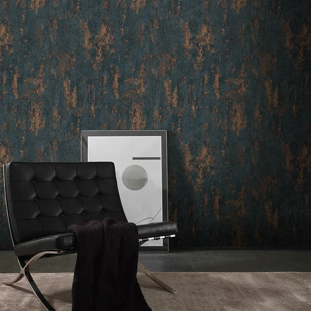 Melnas un bronzas tapetes ar apmetuma rakstu – moderns un grezns sienas dizains  