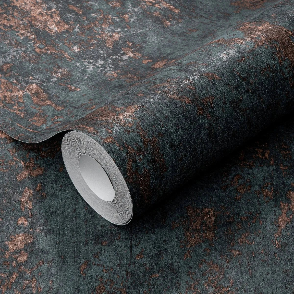 Melnas un bronzas tapetes ar apmetuma rakstu – moderns un grezns sienas dizains  