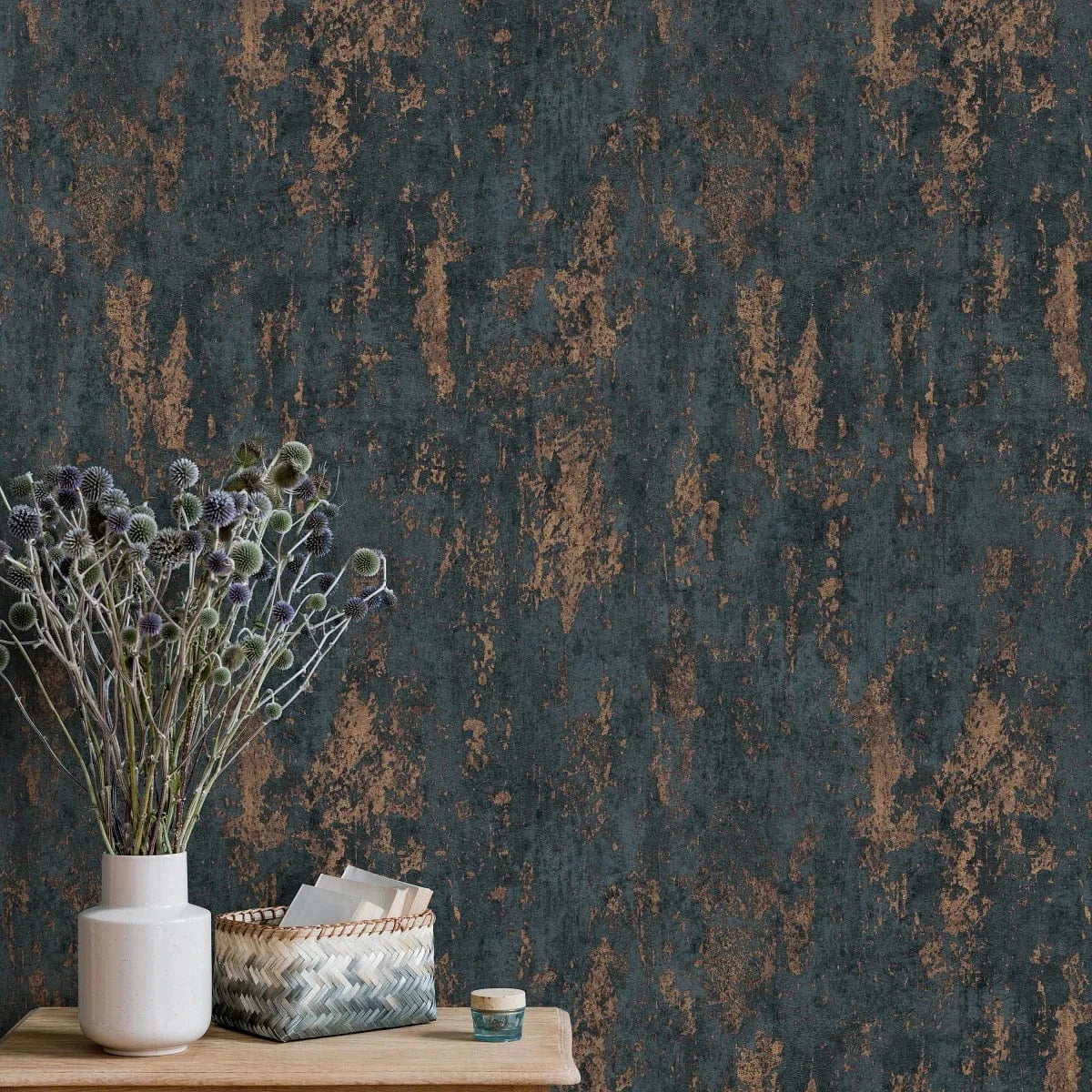 Melnas un bronzas tapetes ar apmetuma rakstu – moderns un grezns sienas dizains  