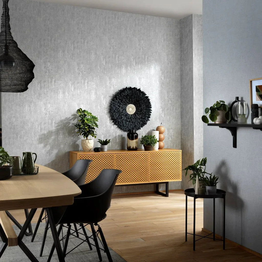 Pelēkas tapetes ar apmetuma faktūru un spīdumu – elegants un mūsdienīgs interjers  