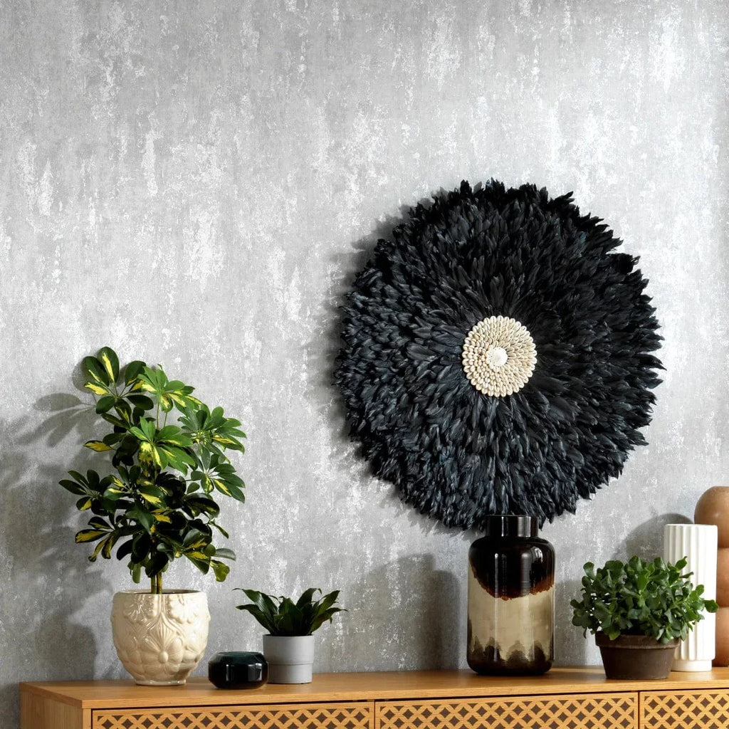 Pelēkas tapetes ar apmetuma faktūru un spīdumu – elegants un mūsdienīgs interjers  