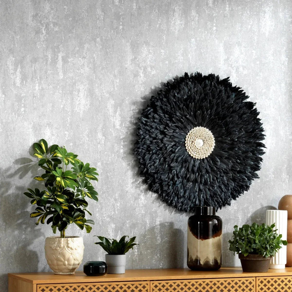 Pelēkas tapetes ar apmetuma faktūru un spīdumu – elegants un mūsdienīgs interjers  