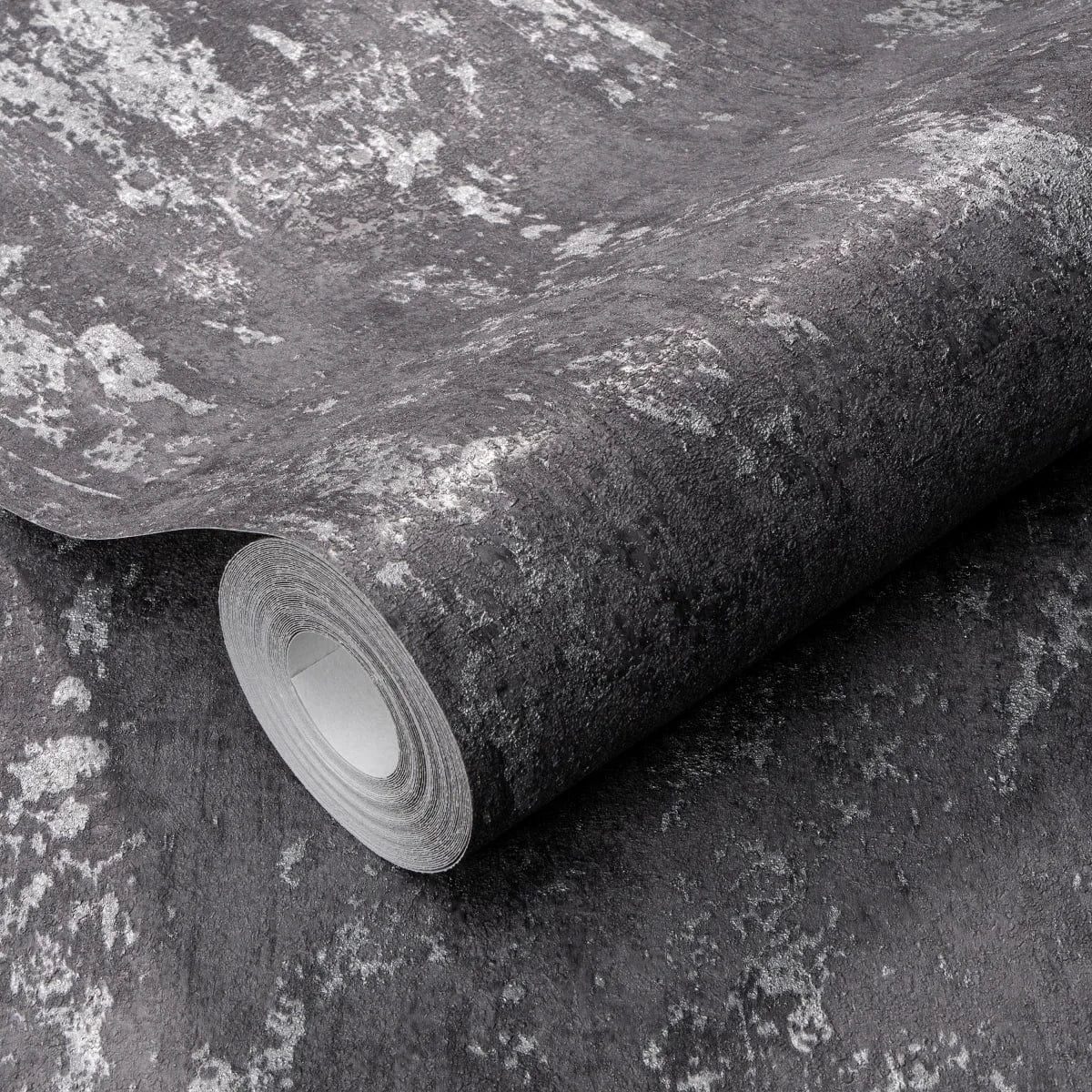 Tumši pelēkas tapetes ar apmetuma rakstu un spīdumu – moderns stils un elegants akcents  