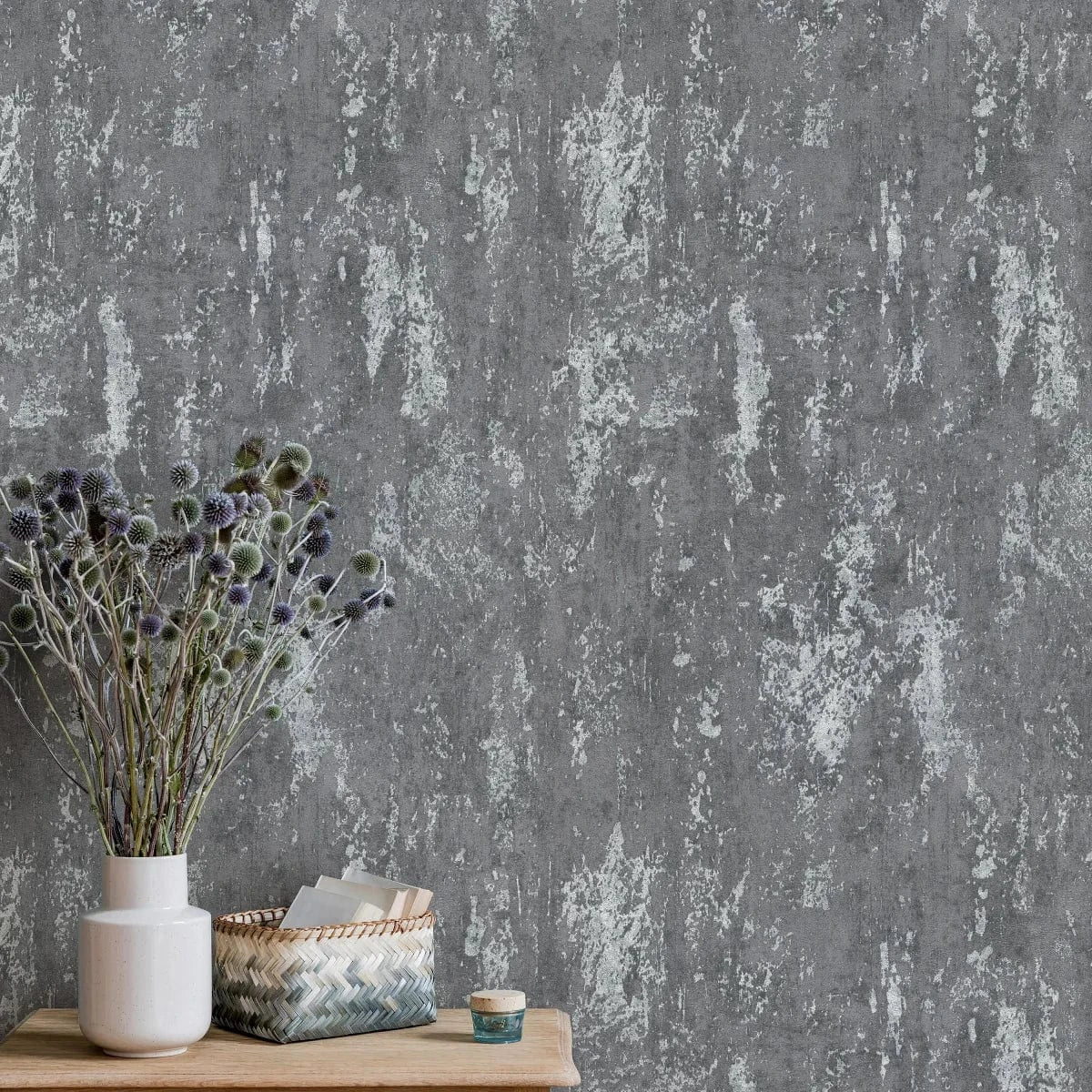 Tumši pelēkas tapetes ar apmetuma rakstu un spīdumu – moderns stils un elegants akcents  