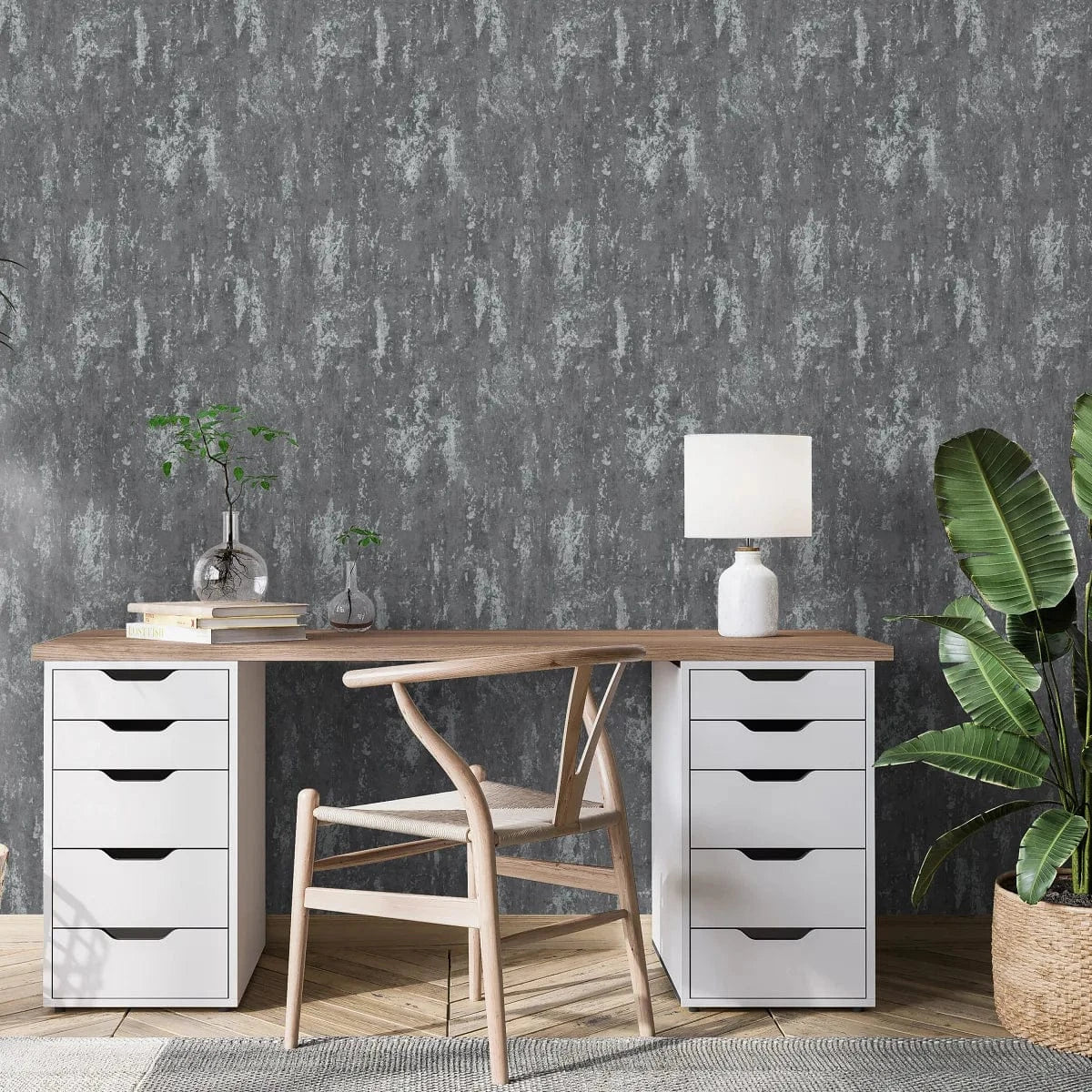 Tumši pelēkas tapetes ar apmetuma rakstu un spīdumu – moderns stils un elegants akcents  