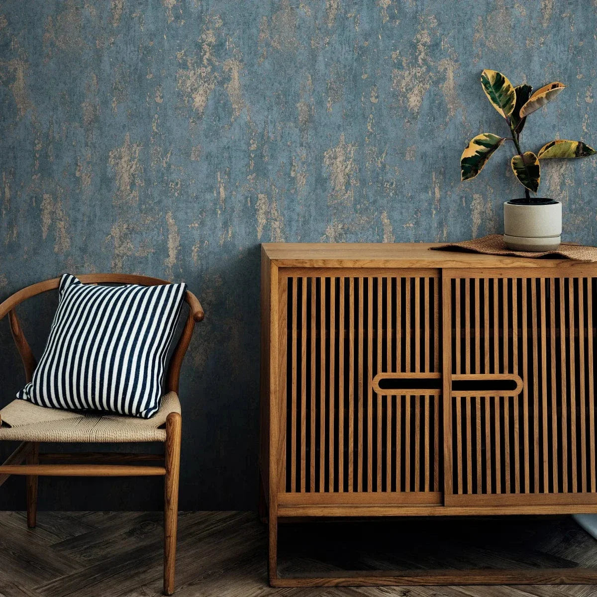 Tumši zilas un zelta tapetes ar apmetuma tekstūru – grezna interjera ideja  