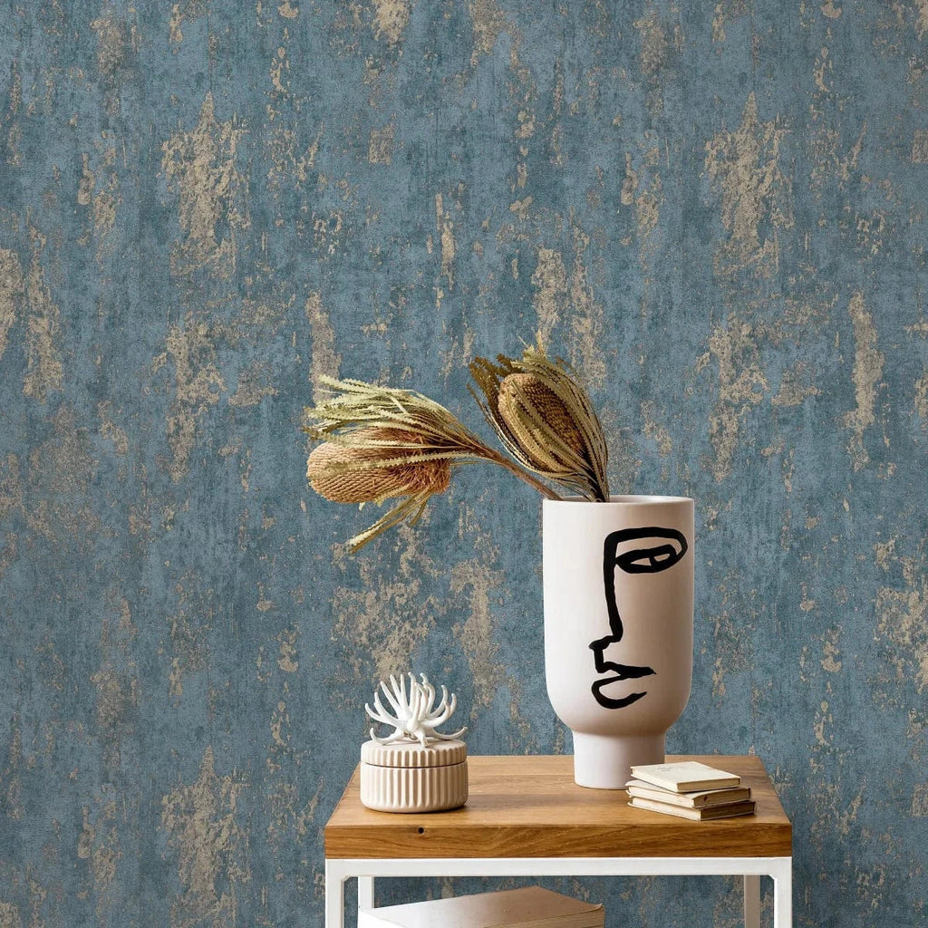 Tumši zilas un zelta tapetes ar apmetuma tekstūru – grezna interjera ideja  