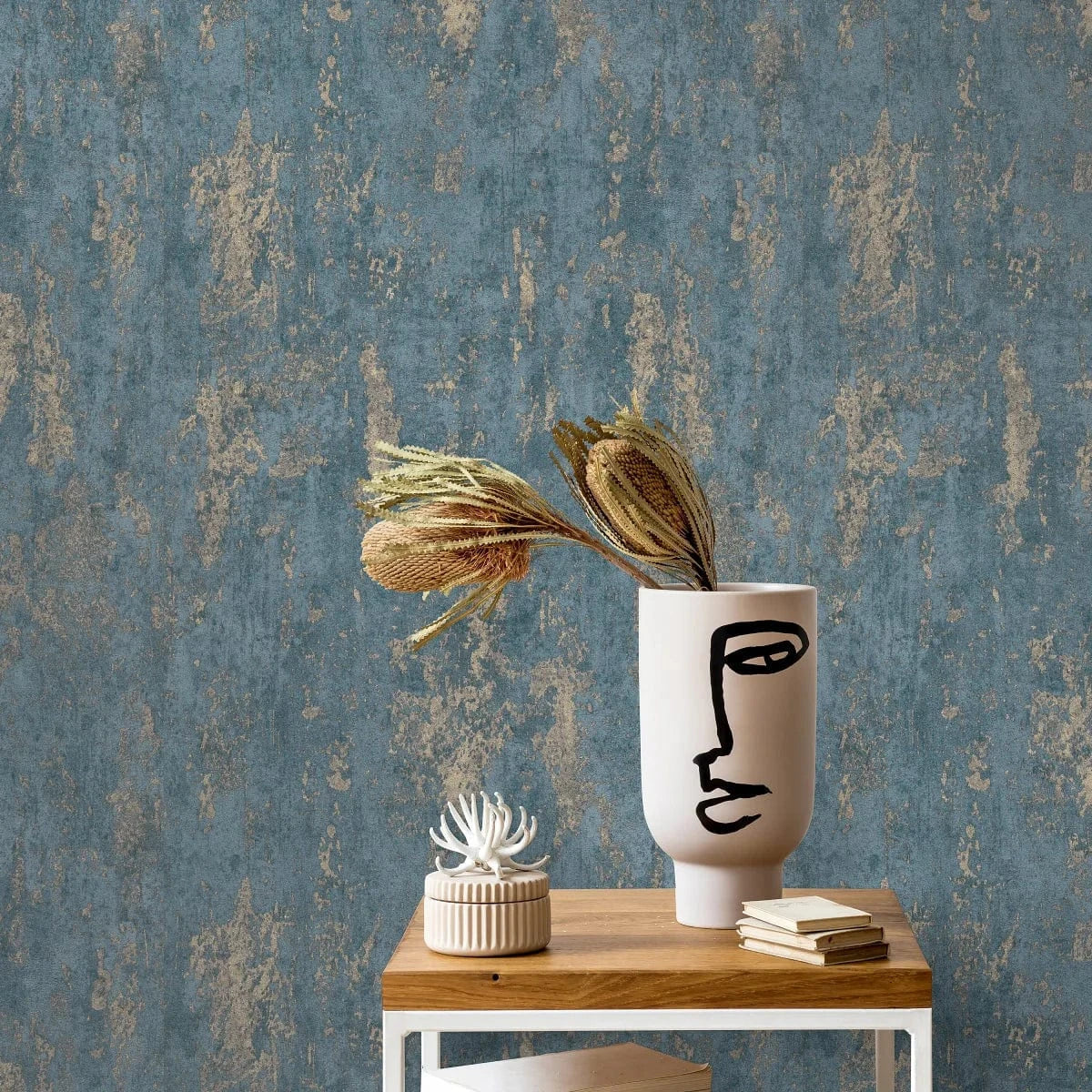 Tumši zilas un zelta tapetes ar apmetuma tekstūru – grezna interjera ideja  