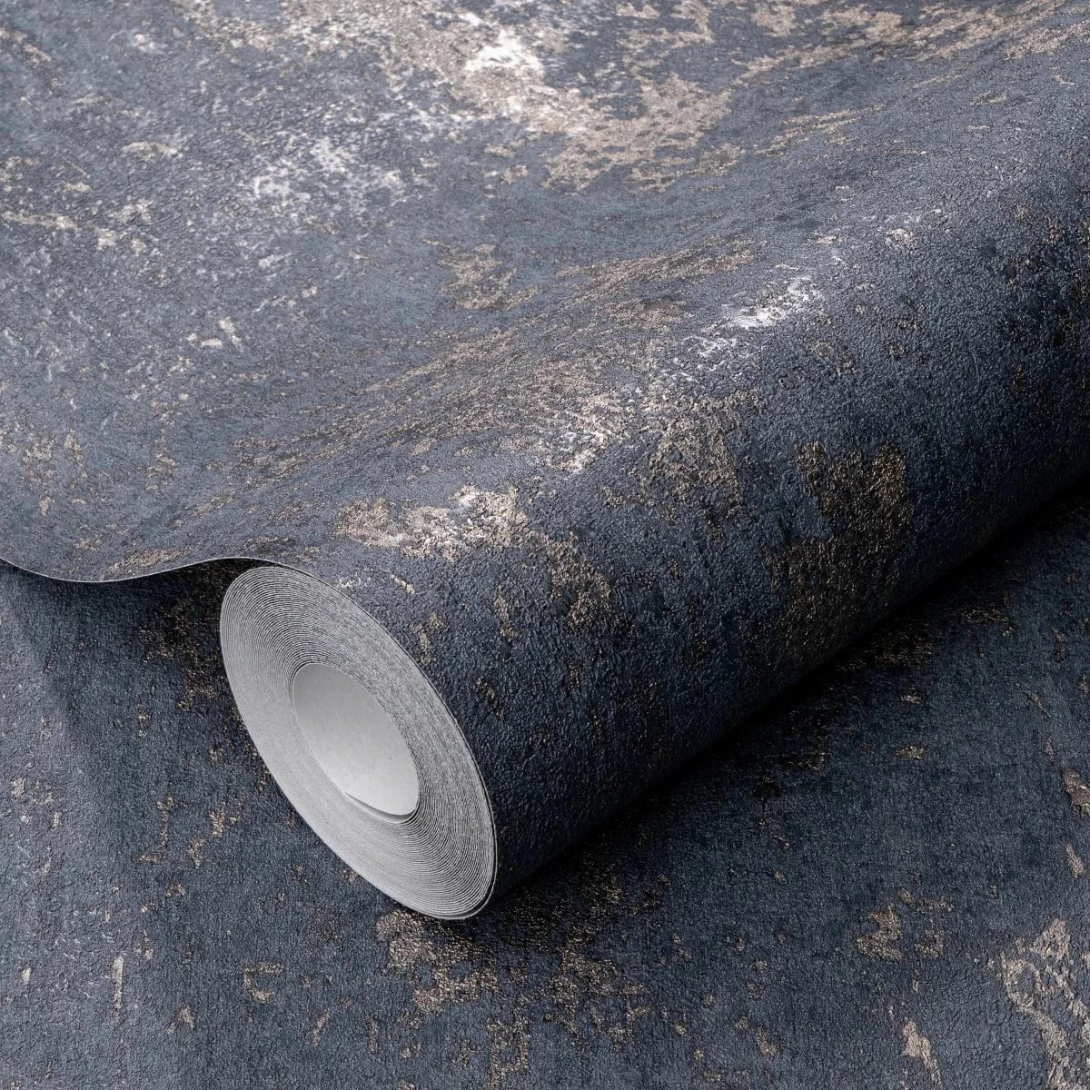 Tumši zilas un zelta tapetes ar apmetuma tekstūru – grezna interjera ideja  