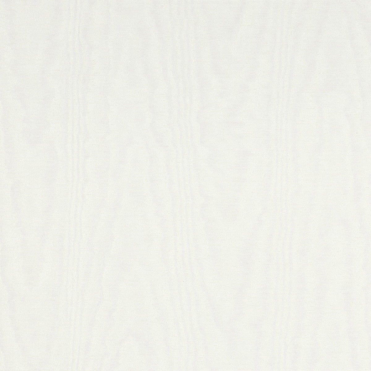 Smalkas baltas tapetes ar moirē efektu, kas piešķir elegantu tekstūru, 3731755, guļamistabai - interjers 1