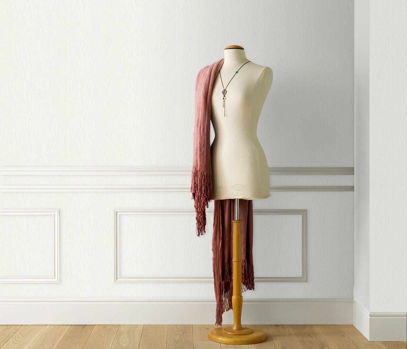 Smalkas baltas tapetes ar moirē efektu, kas piešķir elegantu tekstūru, 3731755, guļamistabai - interjers 3