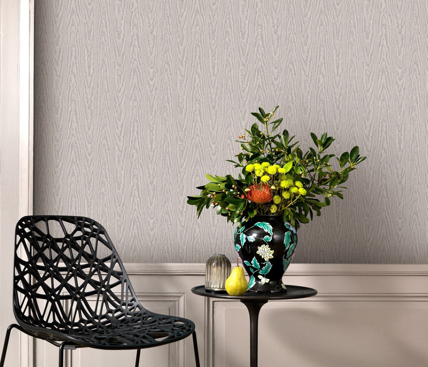 Tapetes gaiši pelēkos un taupe toņos ar teksturētu moirē efektu, 3732021, guļamistabai - interjers 3