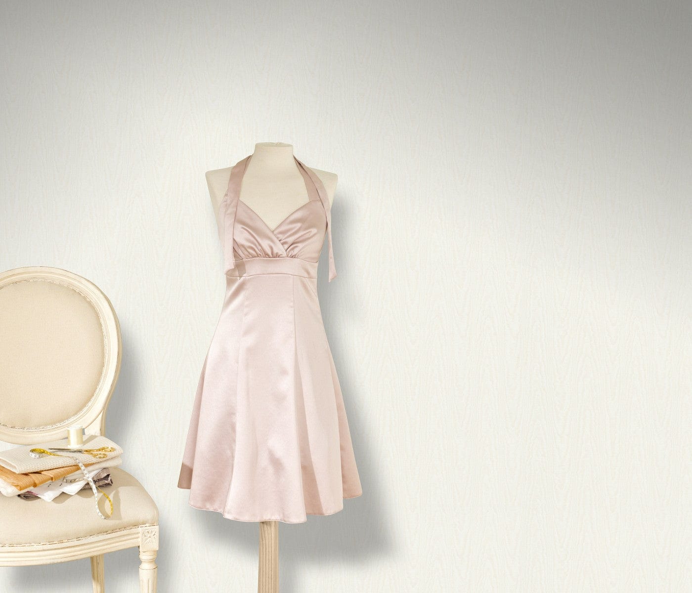 Krēmkrāsas tapetes ar dekoratīvu moirē efektu elegantiem sienu noformējumiem, 3731756, guļamistabai - interjers 3