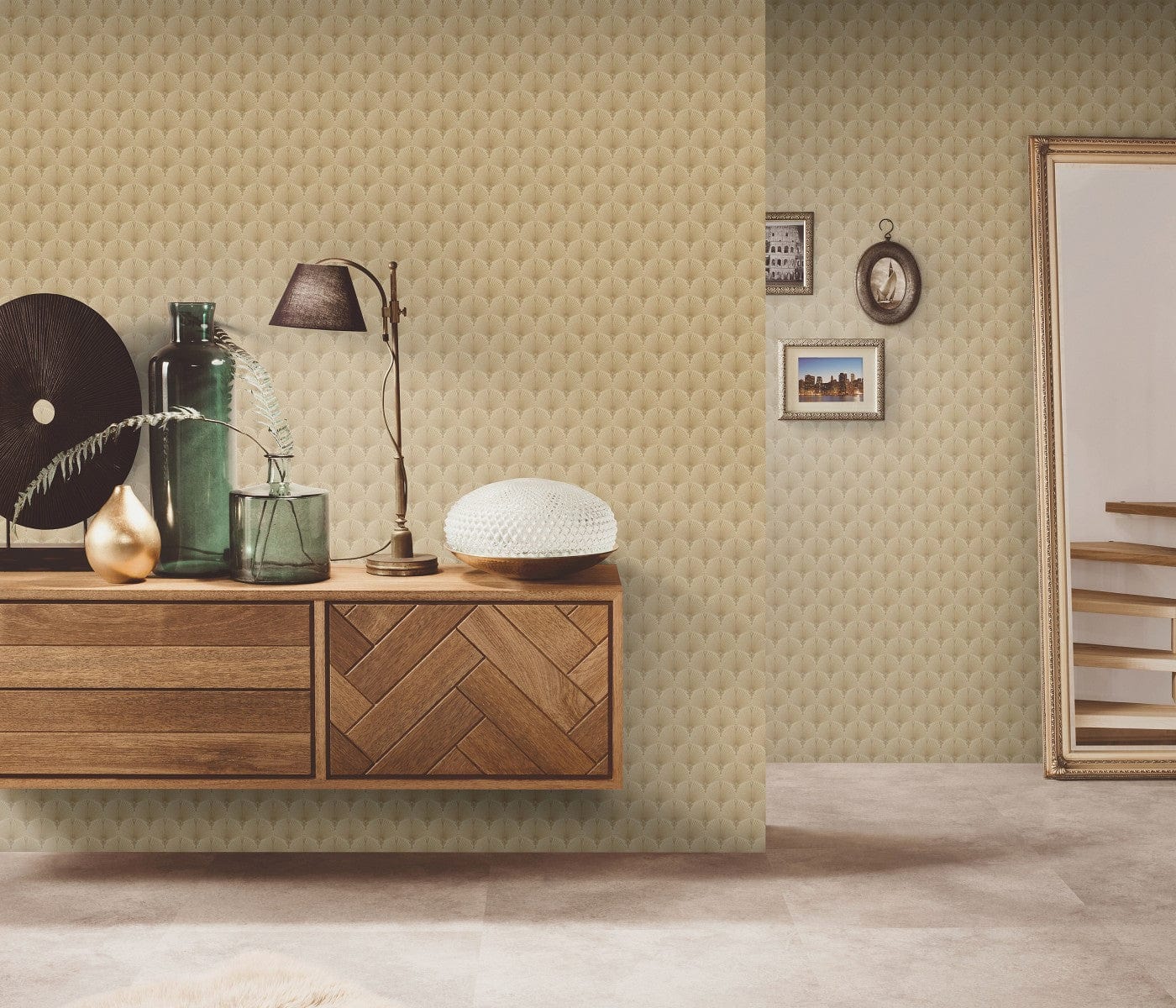 Zelta tapetes ar Art Deco pāvu spalvas ornamentu elegantiem interjeriem, 3744606, guļamistabai - interjers 4