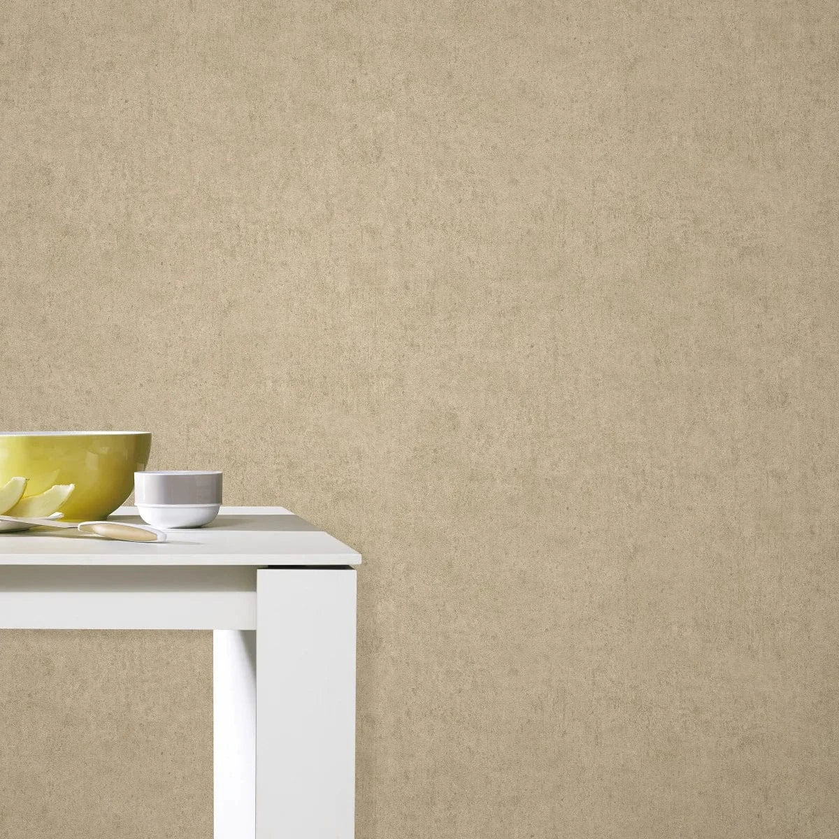 Matētas bēšas tapetes ar dekoratīvu faktūru interjeram – Erismann istabas iedvesma  