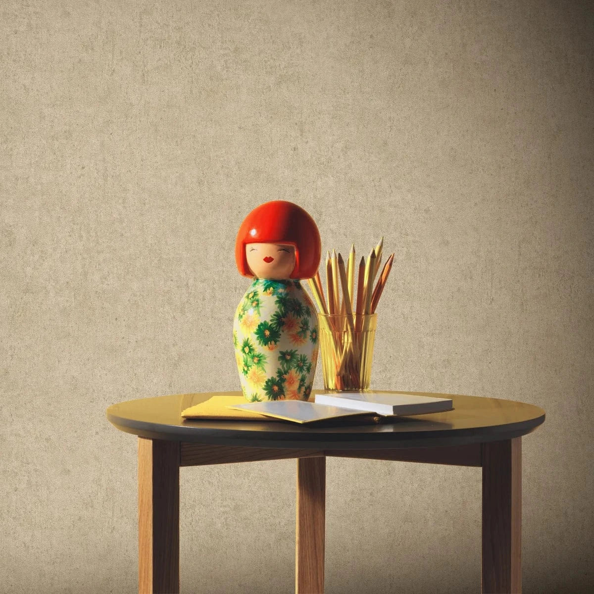 Matētas bēšas tapetes ar dekoratīvu faktūru interjeram – Erismann istabas iedvesma  