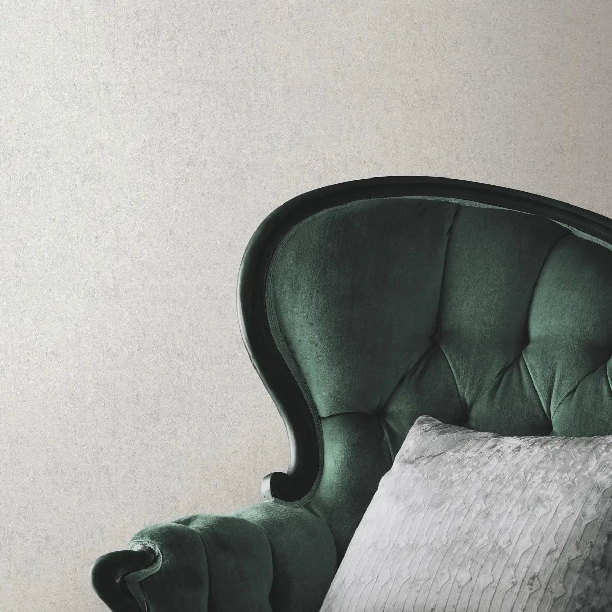 Gaiši pelēkas tapetes ar apmetuma rakstu modernā interjerā – Erismann dizaina piemērs  