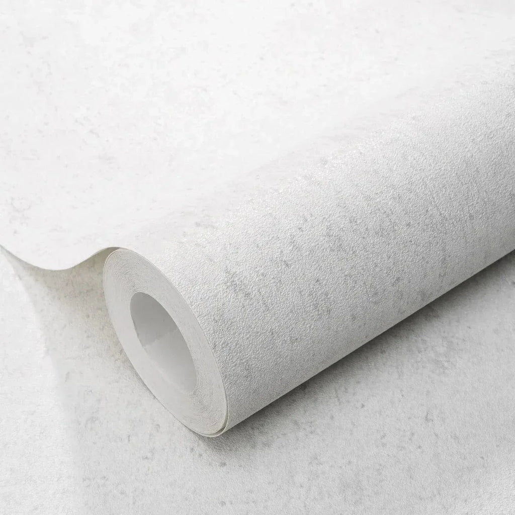 Gaiši pelēkas tapetes ar apmetuma rakstu modernā interjerā – Erismann dizaina piemērs  