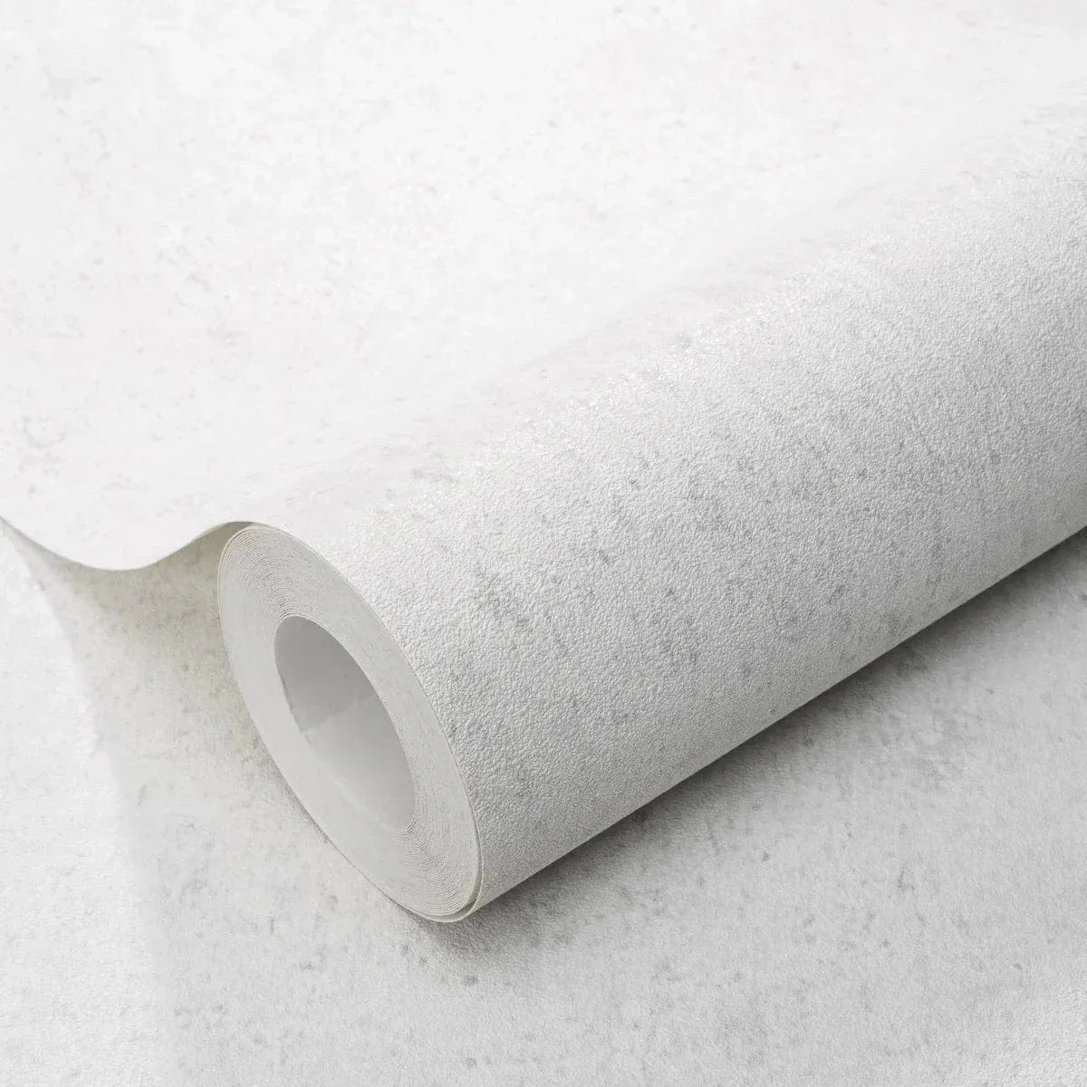 Gaiši pelēkas tapetes ar apmetuma rakstu modernā interjerā – Erismann dizaina piemērs  