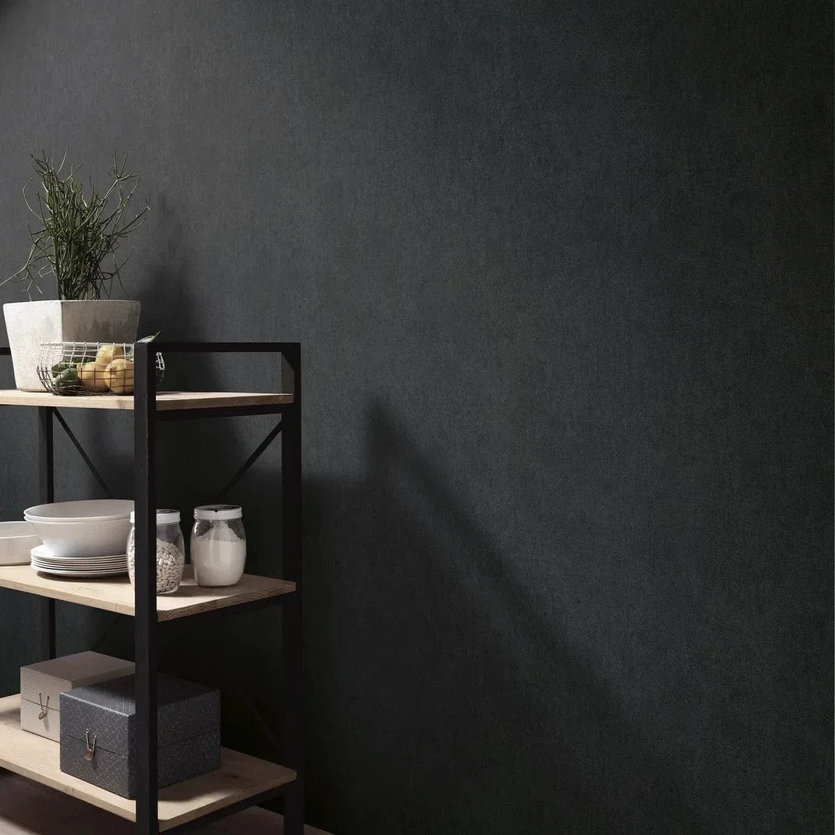 Matētas melnas tapetes ar apmetuma faktūru – mūsdienīgs akcents no Erismann  