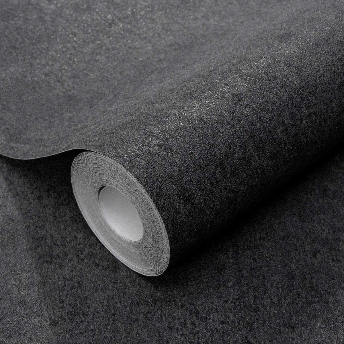 Matētas melnas tapetes ar apmetuma faktūru – mūsdienīgs akcents no Erismann  