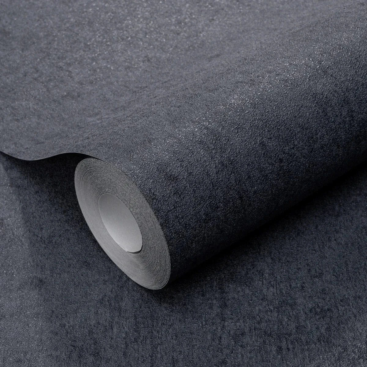 Melnas matētas tapetes ar apmetuma rakstu – eleganta ideja no Erismann  