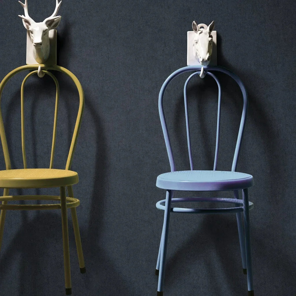 Melnas matētas tapetes ar apmetuma rakstu – eleganta ideja no Erismann  