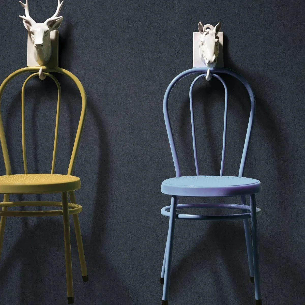 Melnas matētas tapetes ar apmetuma rakstu – eleganta ideja no Erismann  