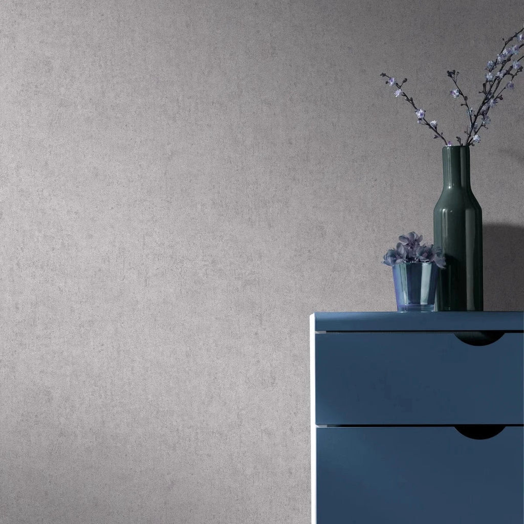 Pelēkas sienas tapetes ar apmetuma tekstūru – interjera risinājums no Erismann  