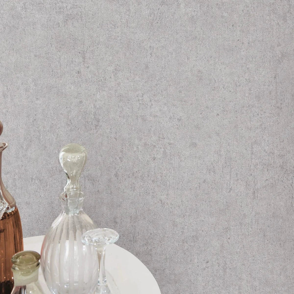 Pelēkas sienas tapetes ar apmetuma tekstūru – interjera risinājums no Erismann  