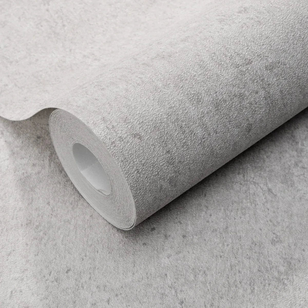 Pelēkas sienas tapetes ar apmetuma tekstūru – interjera risinājums no Erismann  