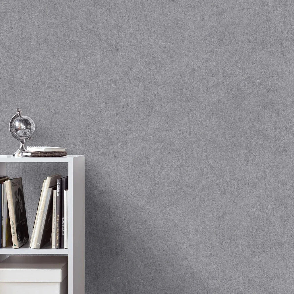 Pelēkas tapetes ar apmetuma efektu un matētu virsmu – Erismann interjera risinājums  