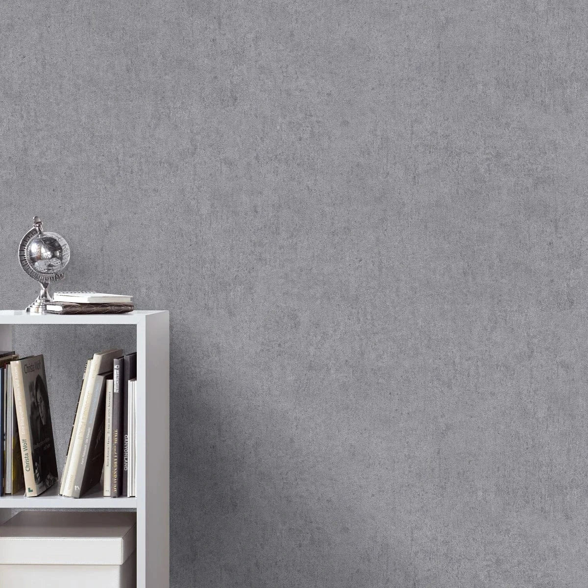 Pelēkas tapetes ar apmetuma efektu un matētu virsmu – Erismann interjera risinājums  