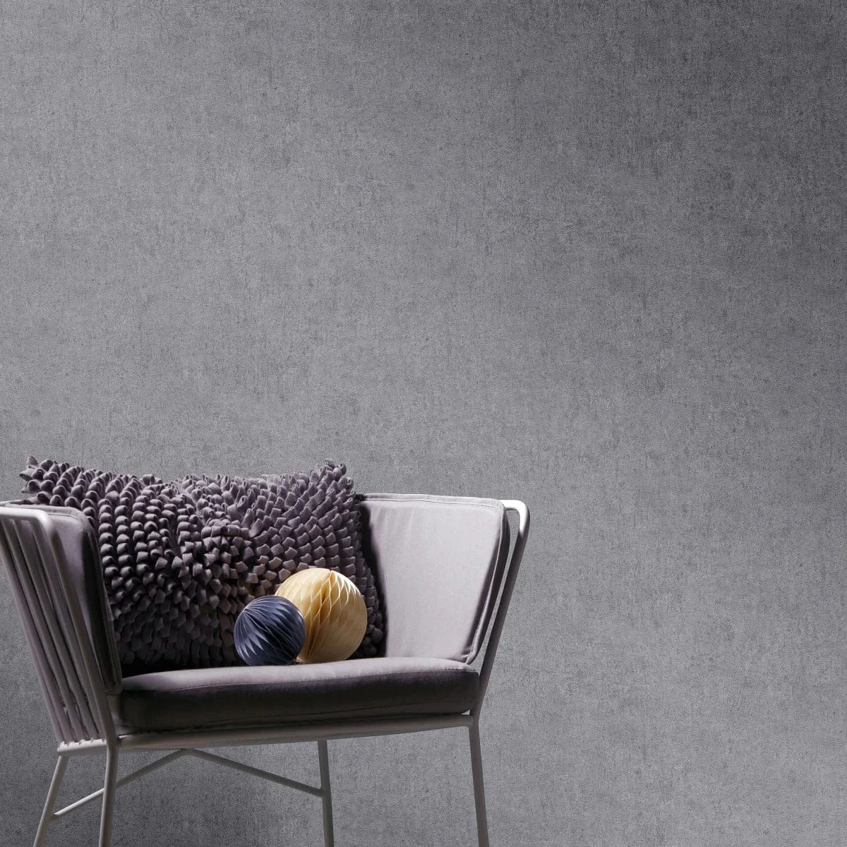 Pelēkas tapetes ar apmetuma efektu un matētu virsmu – Erismann interjera risinājums  
