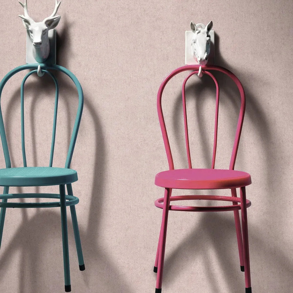 Rozā tapetes ar apmetuma faktūru un matētu virsmu – interjera iedvesma Erismann  