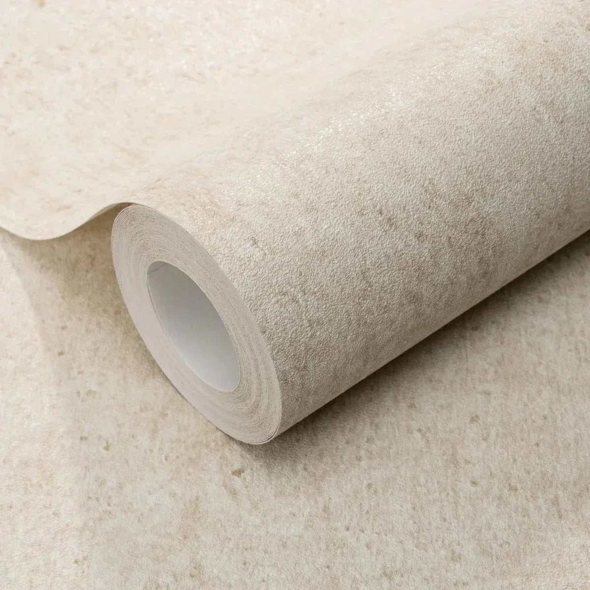 Matētas tapetes siltos toņos ar apmetuma efektu – dizaina ideja Erismann  